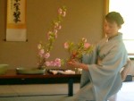The flowers have to be placed in exact postitions, as our sensei demonstrates to us. Later we can try this ourselves.